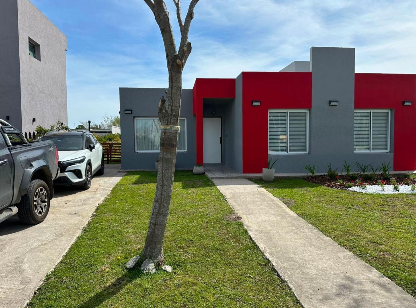 Foto de VENTA CASA 4 AMB. PILETA B. SAN RAMON, imagen 1