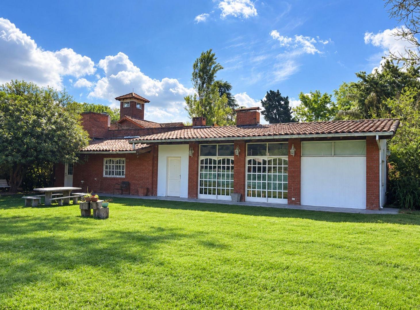 Foto de VENTA CASA CON PARQUE EN LOS ROBLES DEL MONARCA, imagen 1