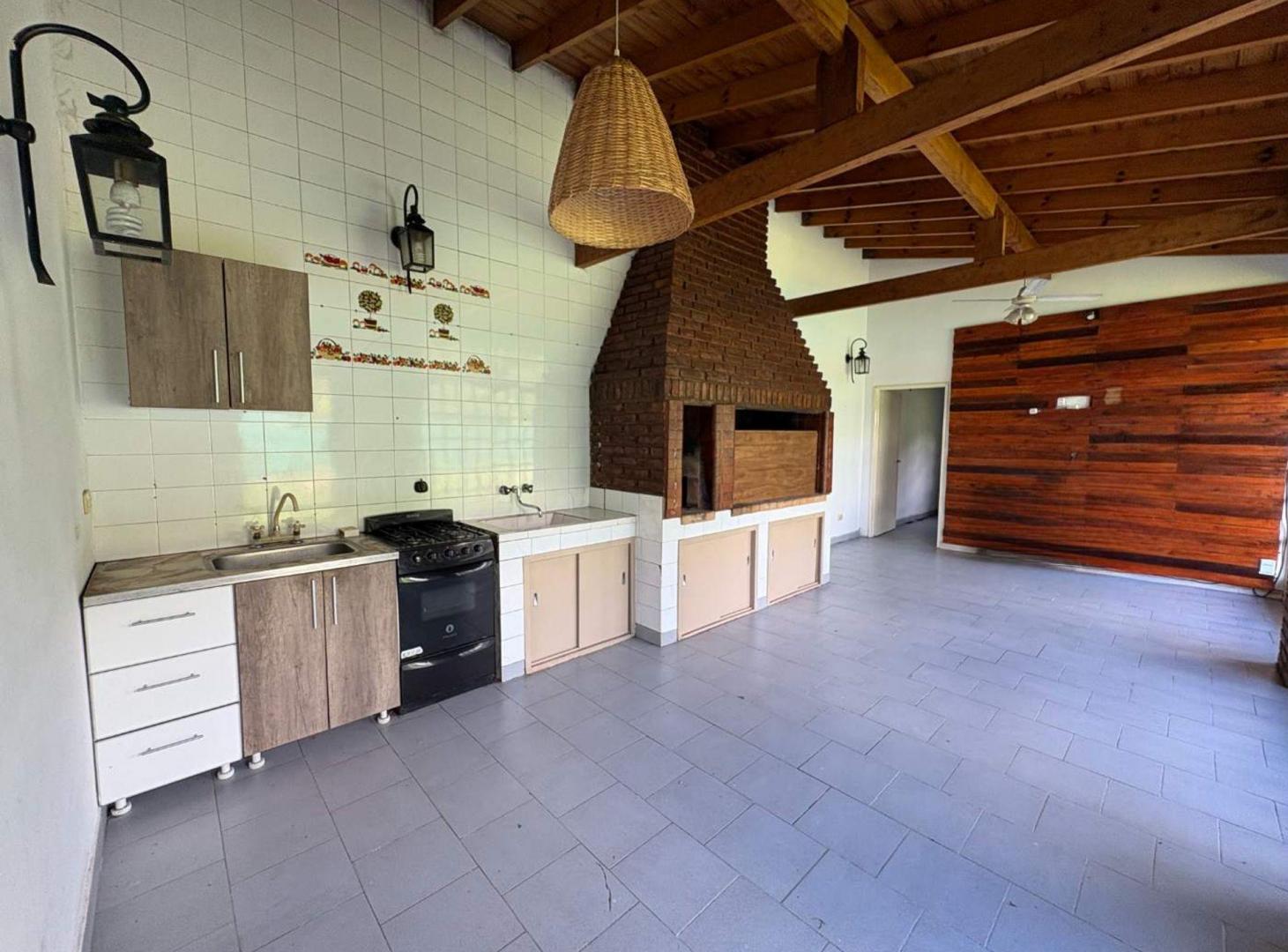 Foto de VENTA CASA CON PARQUE EN LOS ROBLES DEL MONARCA, imagen 3