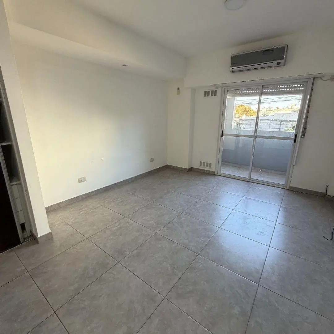 Monoambiente al frente con balcon y cochera 3
