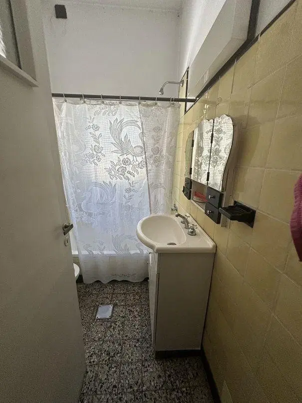 Venta de casa terreno propio zona Htal Italiano 4