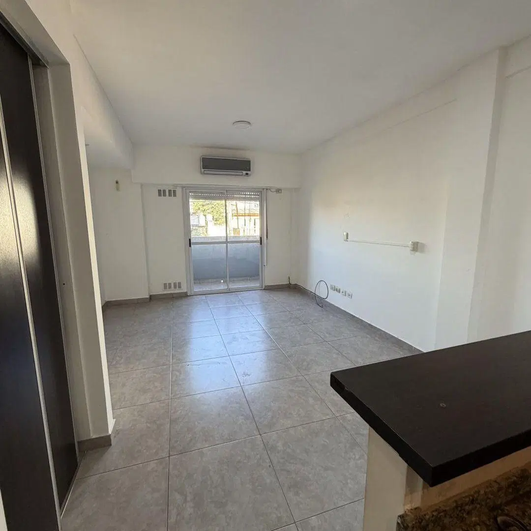 Monoambiente al frente con balcon y cochera 2