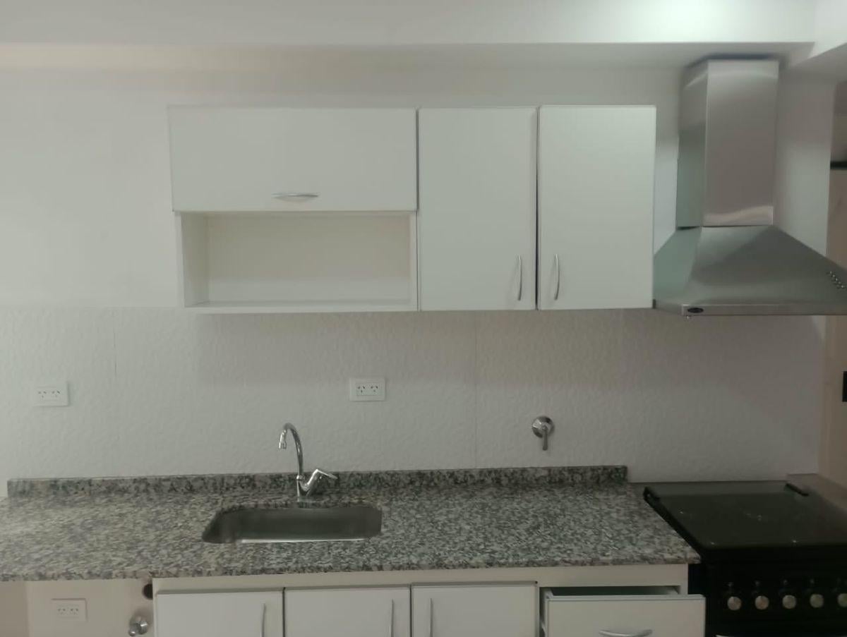 Foto de Unidad "reciclada" . Tres amplios ambientes. Con PATIO propio. SIN, imagen 5