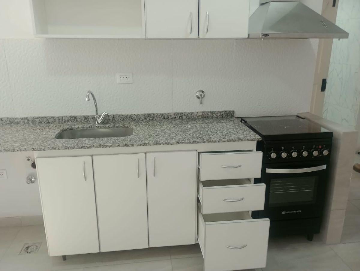 Foto de Unidad "reciclada" . Tres amplios ambientes. Con PATIO propio. SIN, imagen 1