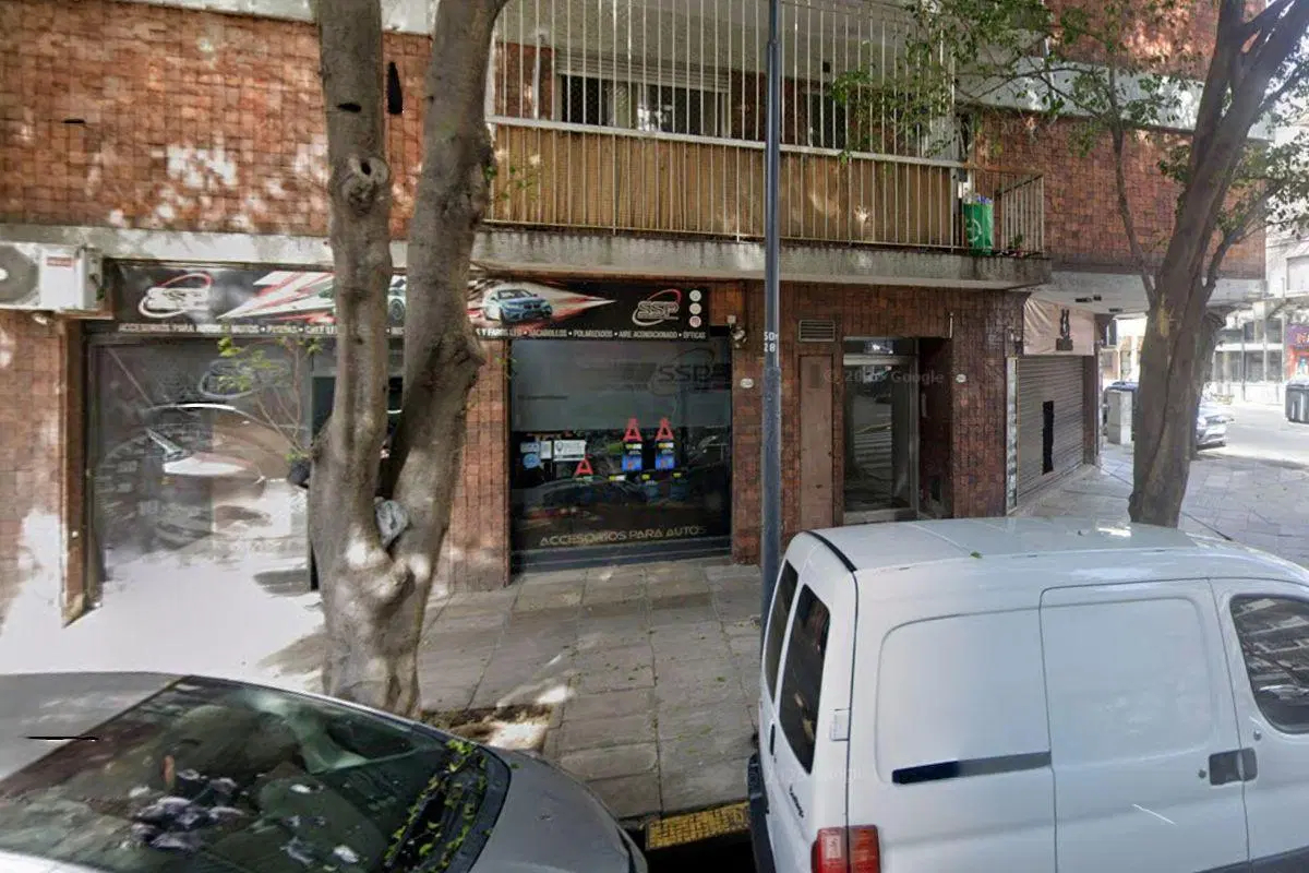 Local a la calle con amplia vidriera en Alquiler. Gran sotano. Gabriela Mistral Y Av. Nazca. Expensa 2