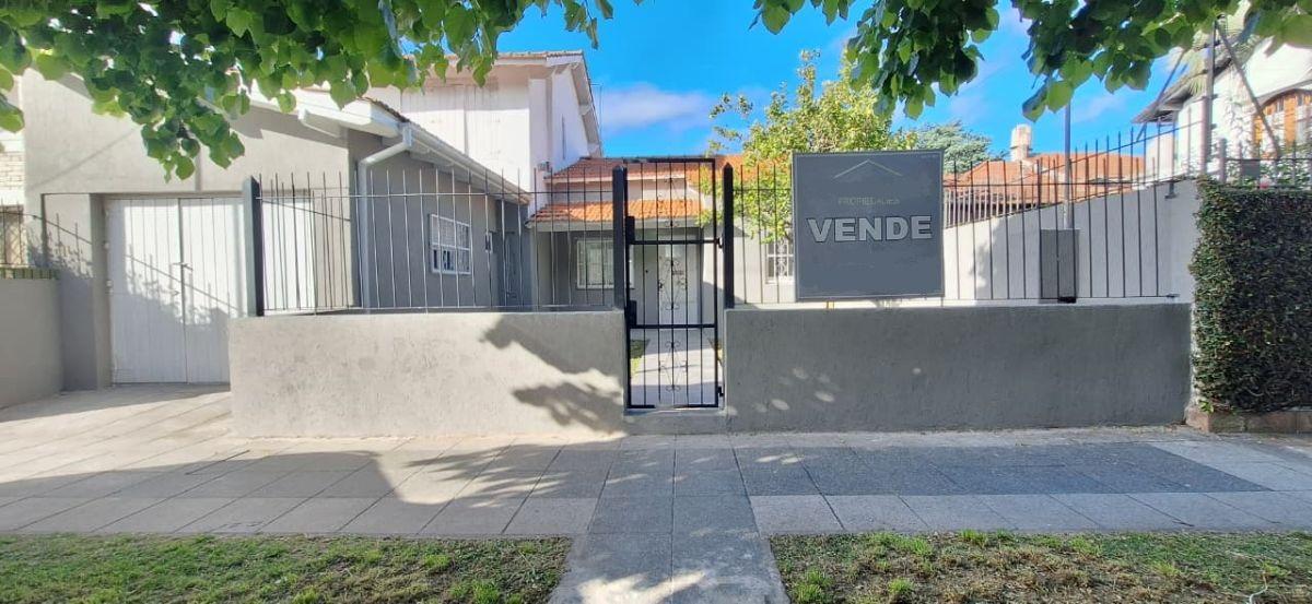 PARQUE LURO - F.ACOSTA 5000 - Hermosa casa refaccionada con depend entrada independiente. Quincho