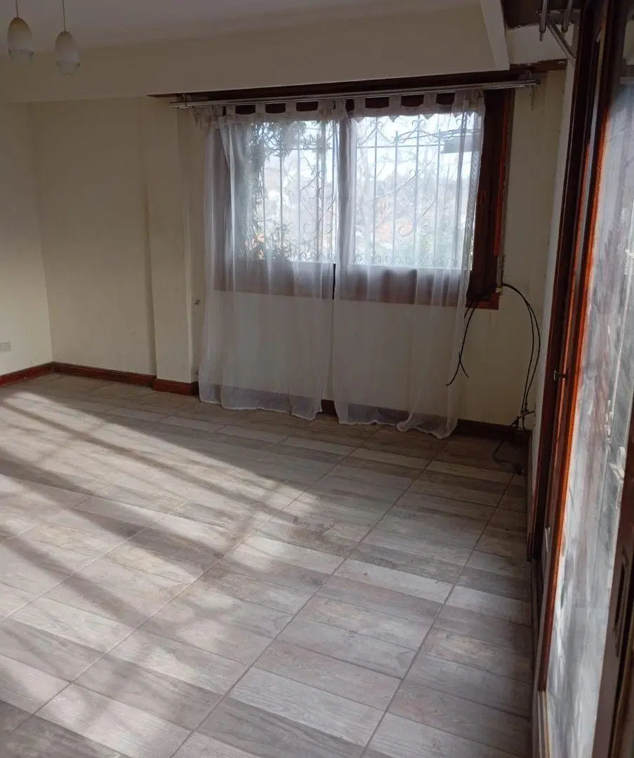 LOS TRONCOS- ALQUILER POR 24/36 meses - Chalet en 3 plantas. 3 dorm. + estudio + 2 baños + toilett 4