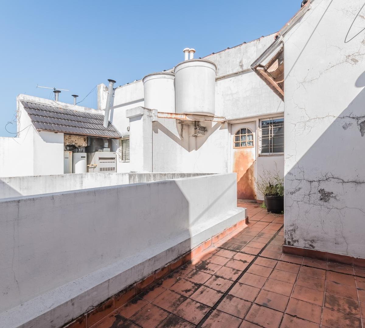 Casa en Triplex Al Fte. Cochera y Pileta! Pque Chacabuco - Flores 3
