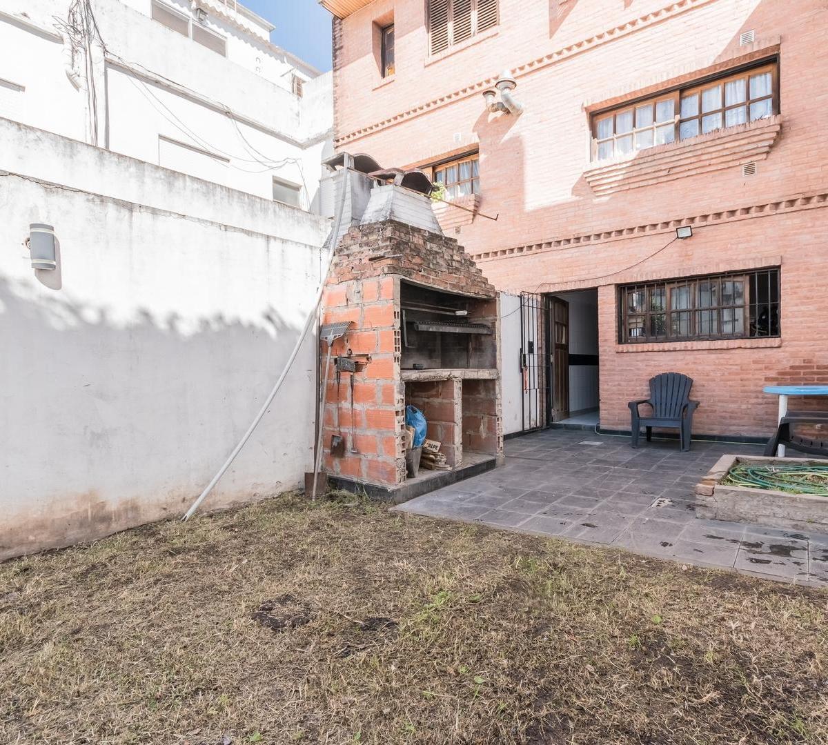 Casa en Triplex Al Fte. Cochera y Pileta! Pque Chacabuco - Flores 4