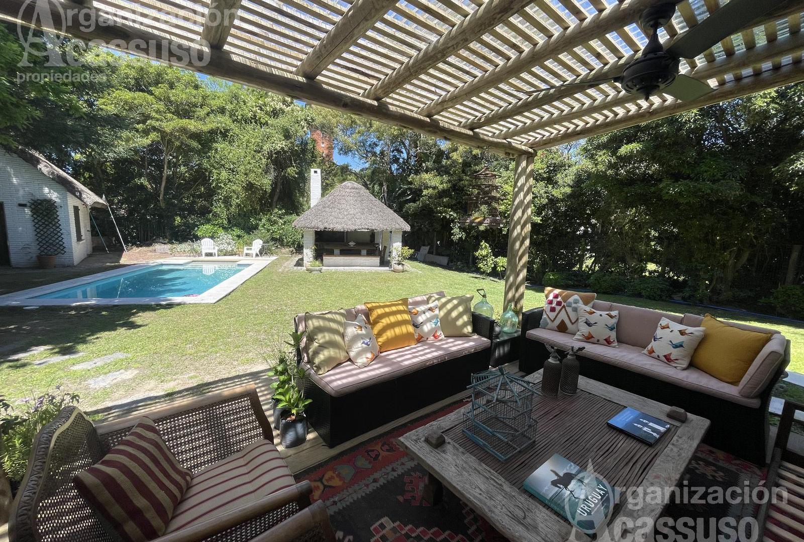 Casa en alquiler 3 dormitorios y 1 dormitorio huespedes- piscina parrillero Golf Parada 20 Brava