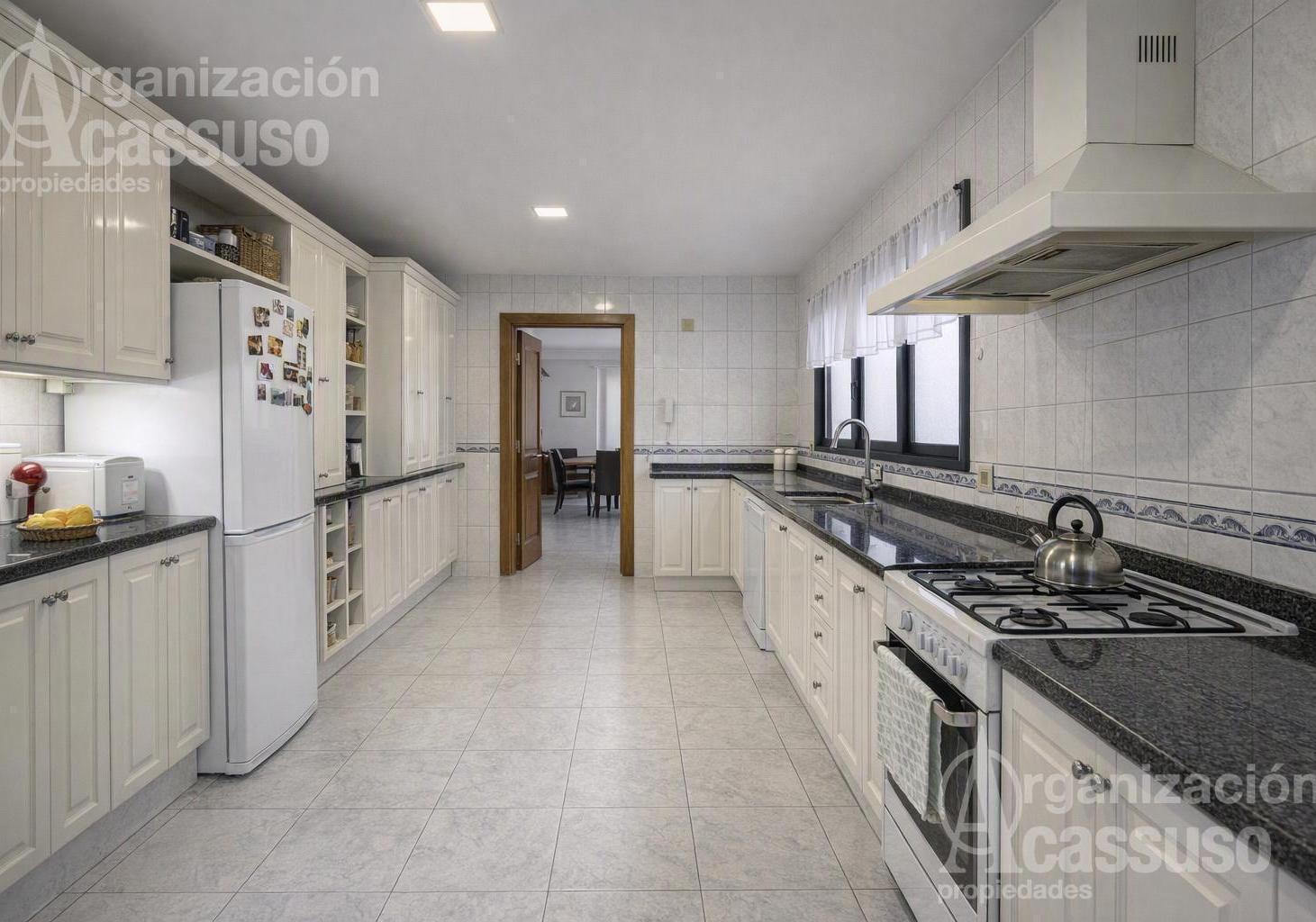 Foto de Departamento Rambla Pocitos 3 suites 2 cocheras dependencia servicio, imagen 3