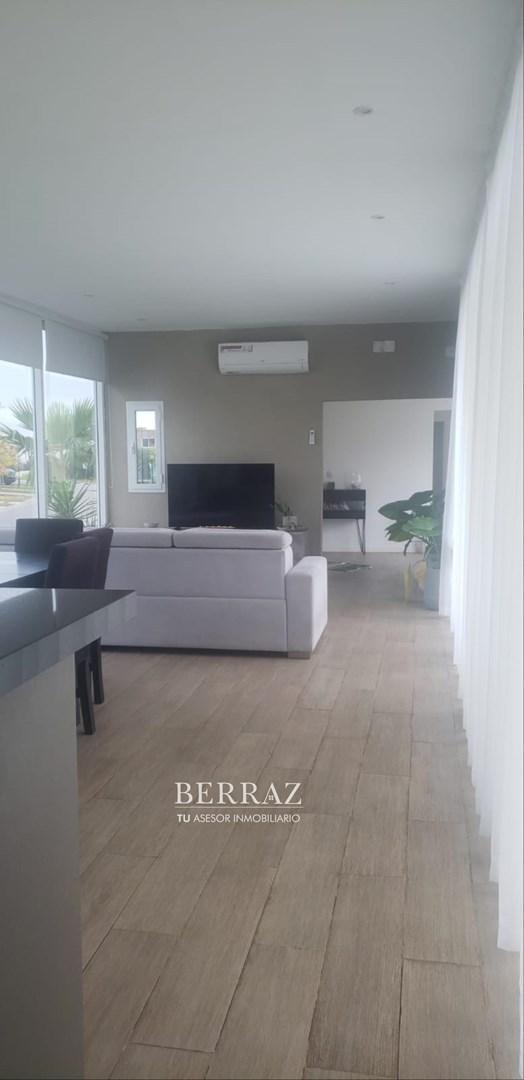 Casa venta 5 ambientes en Santa Elena Pilar del Este lote de 580 m2