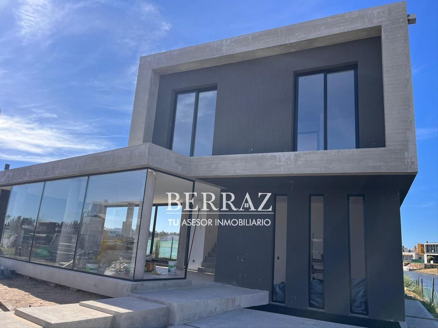 Casa venta 5 ambientes a la laguna en barrio Santa Ana Villanueva lote 633 m2