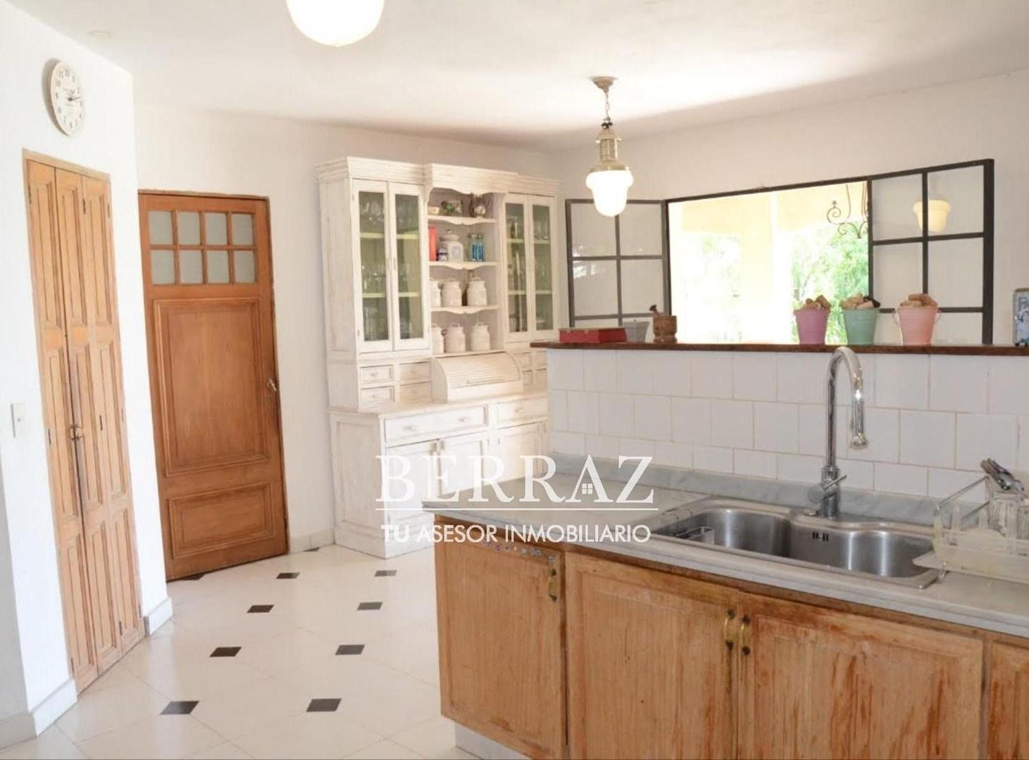 Casa venta 6 ambientes a la laguna en San Marco Villanueva lote de 1065 m2