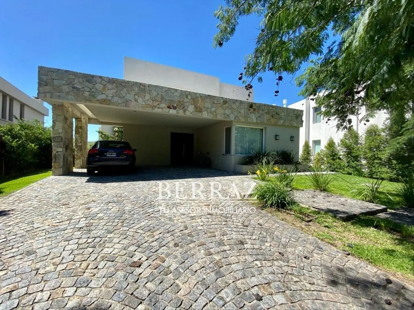 Casa venta 5 ambientes al lago en barrio Los Lagos Nordelta lote de 803 m2 2