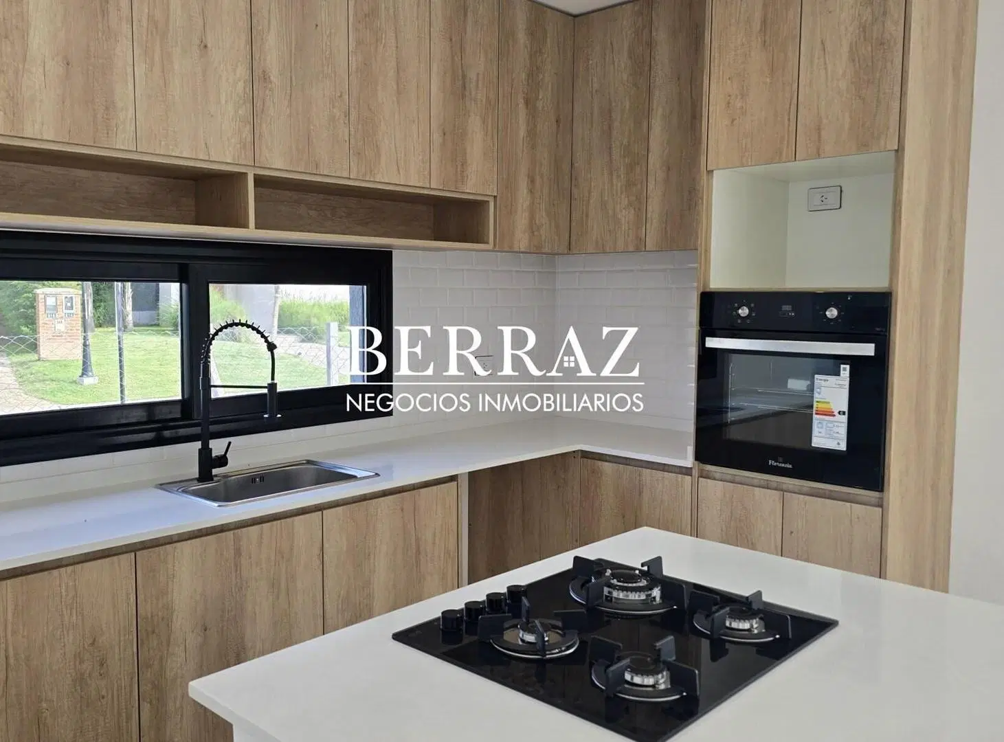 Casa Venta 4 Dormitorios Lote de 500 m2 Barrio Santa Elena, Pilar del Este 2