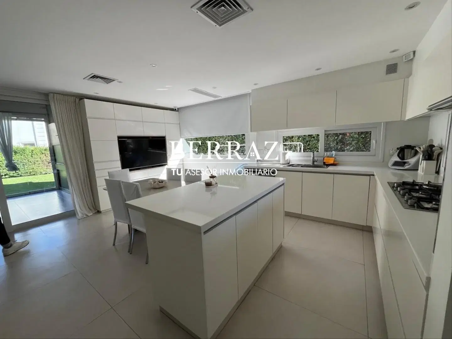 Casa Venta 5 Dormitorios Barrio Ayres Plaza Lote de 623 m2 Pilar 2