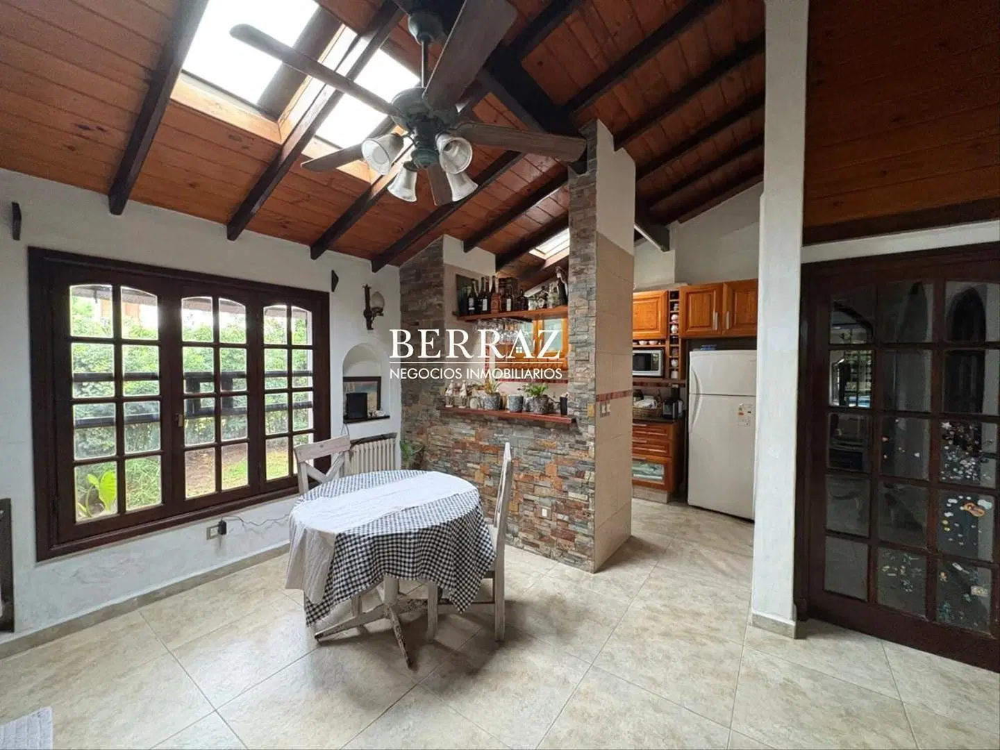 Casa Venta 4 Dormitorios Barrio Aranjuez CC Lote de 900 m2 Escobar 2
