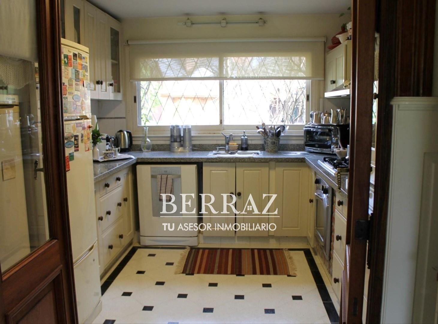 Casa venta 4 ambientes sobre lote central con vista al golf en Village Golf & Tennis CC Pilar