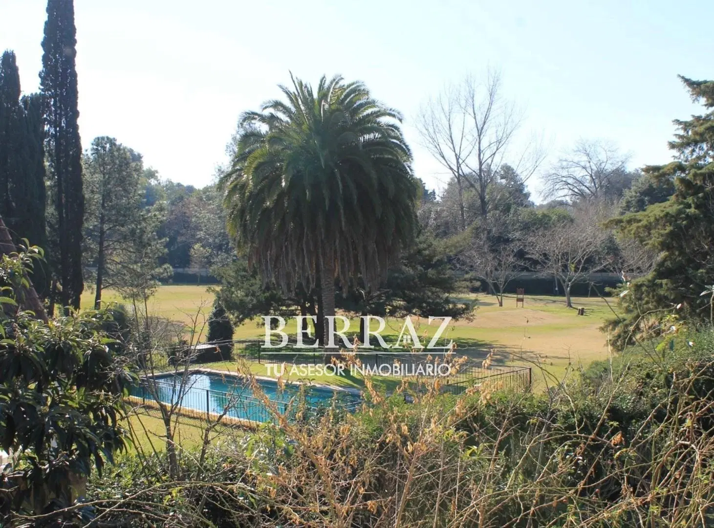 Casa venta 4 ambientes sobre lote central con vista al golf en Village Golf & Tennis CC Pilar 2