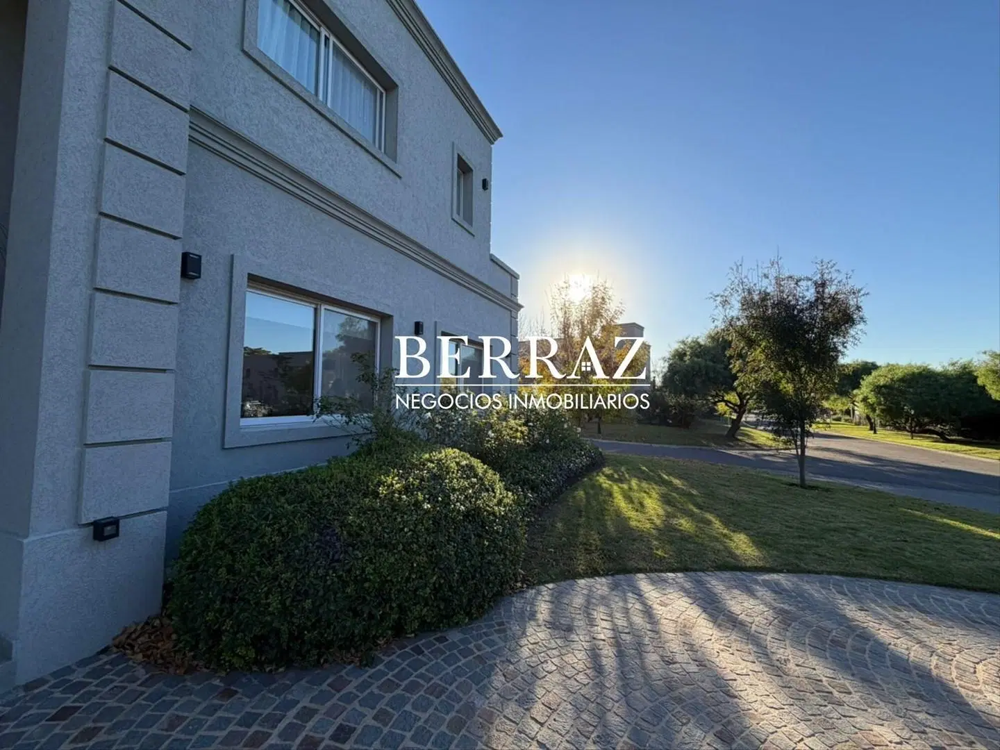 Casa venta 7 ambientes en Santa Guadalupe Pilar del Este 638 m2 2
