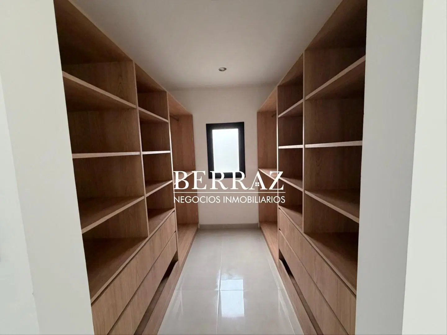 Casa Venta 4 Dormitorios 561 m2 Barrio Santa Elena, Pilar del Este 3