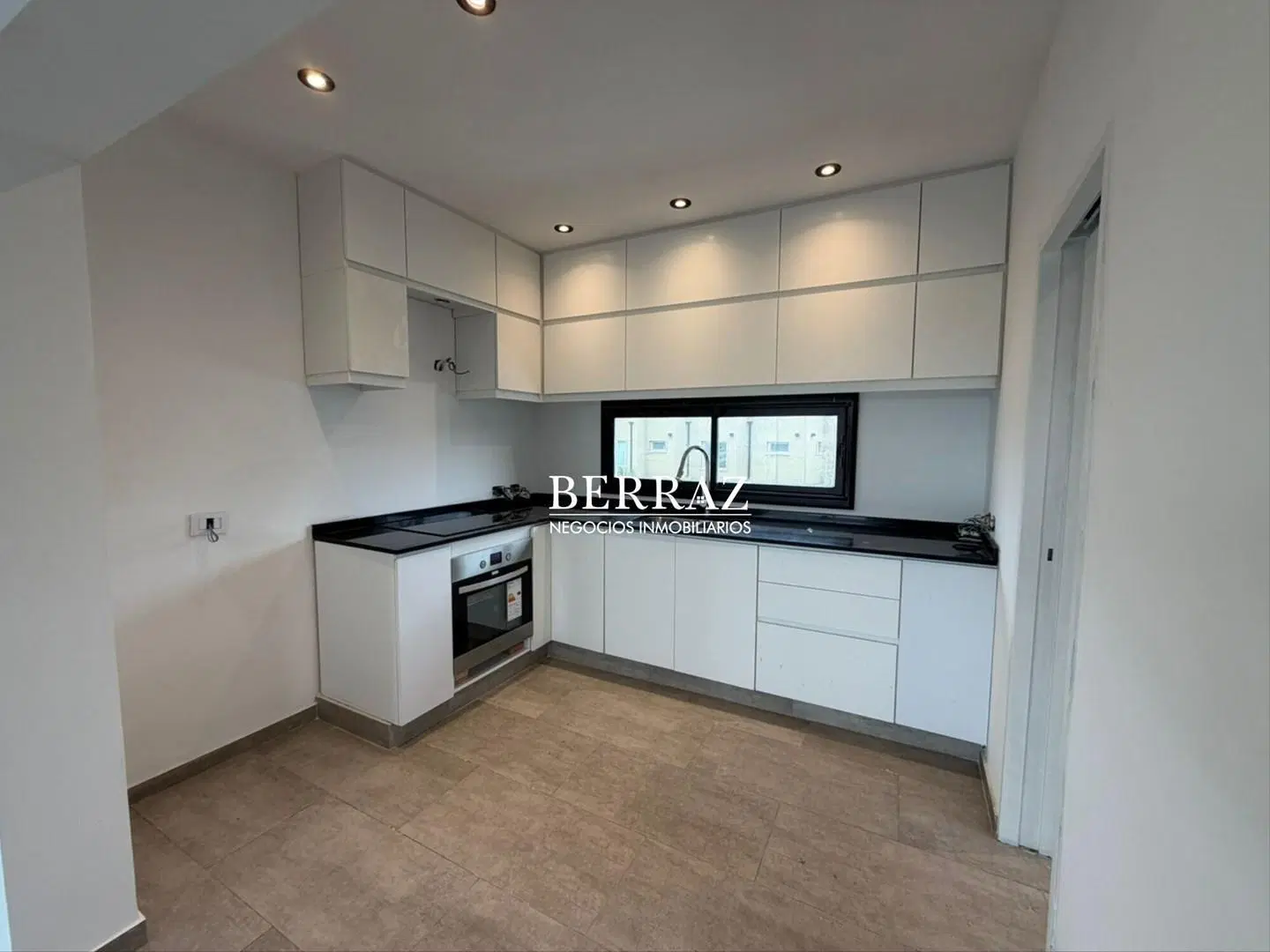 Casa Venta 5 Dormitorios Lote de 563 m2 Santa Elisa , Pilar del Este 3