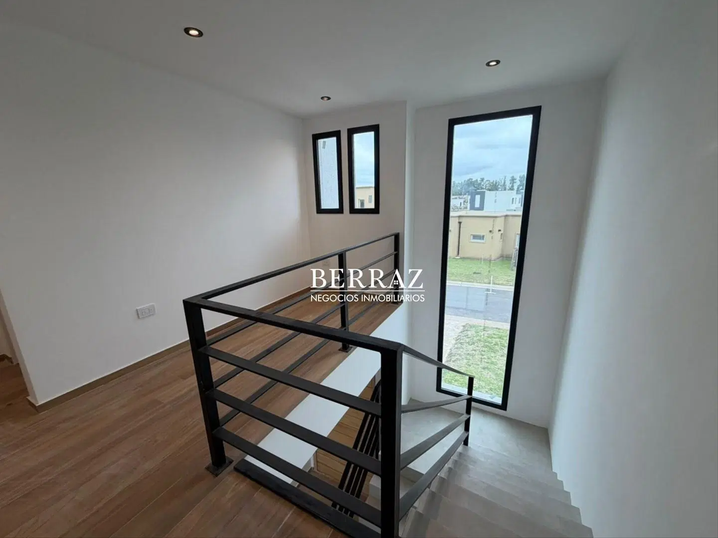 Casa Venta 5 Dormitorios Lote de 563 m2 Santa Elisa , Pilar del Este 8