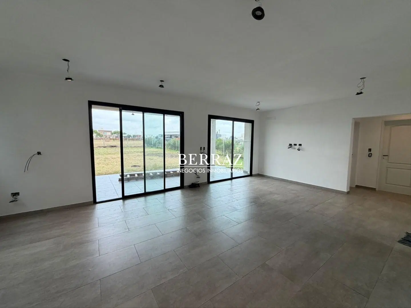 Casa Venta 5 Dormitorios Lote de 563 m2 Santa Elisa , Pilar del Este 4