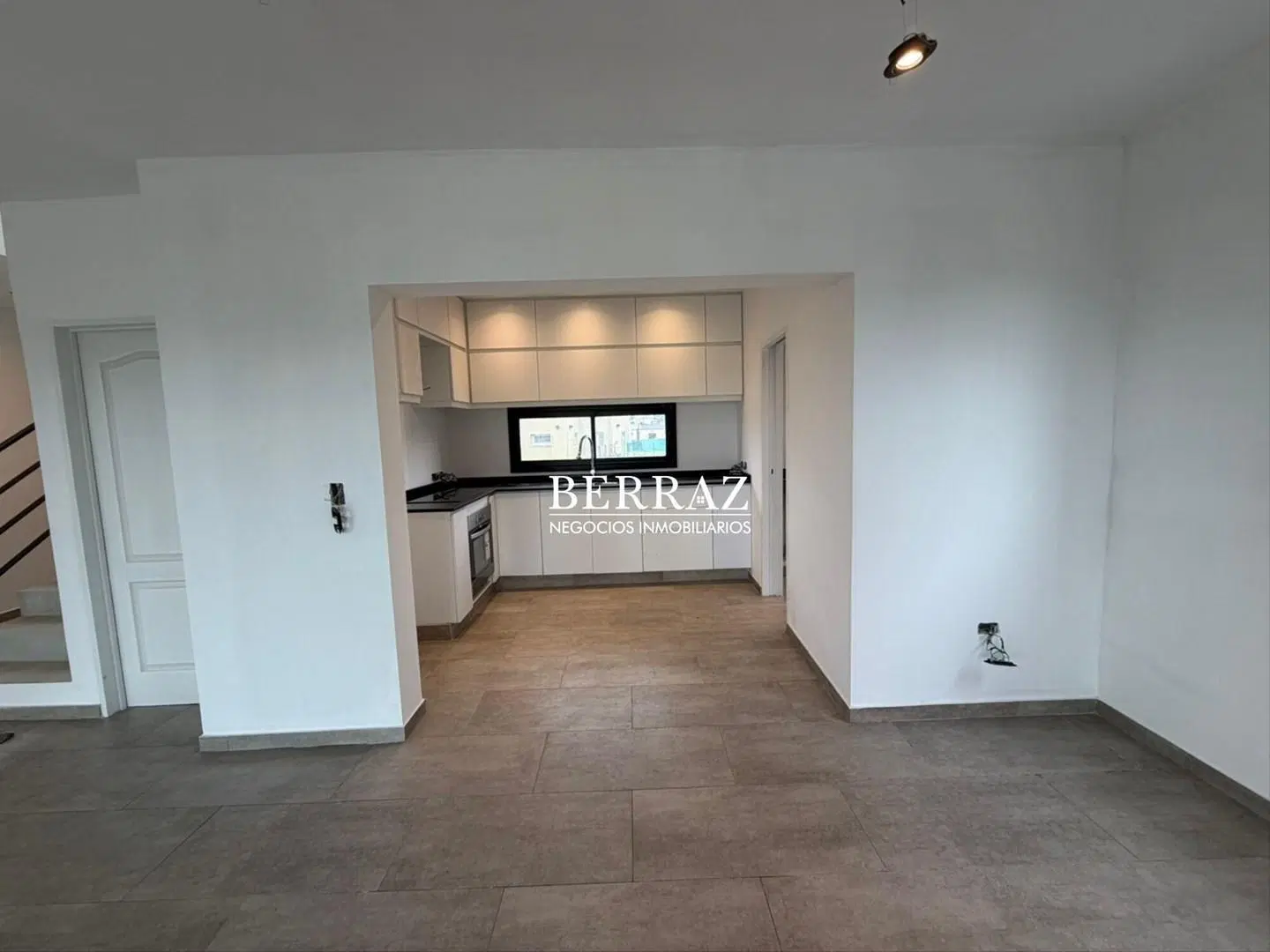 Casa Venta 5 Dormitorios Lote de 563 m2 Santa Elisa , Pilar del Este 2