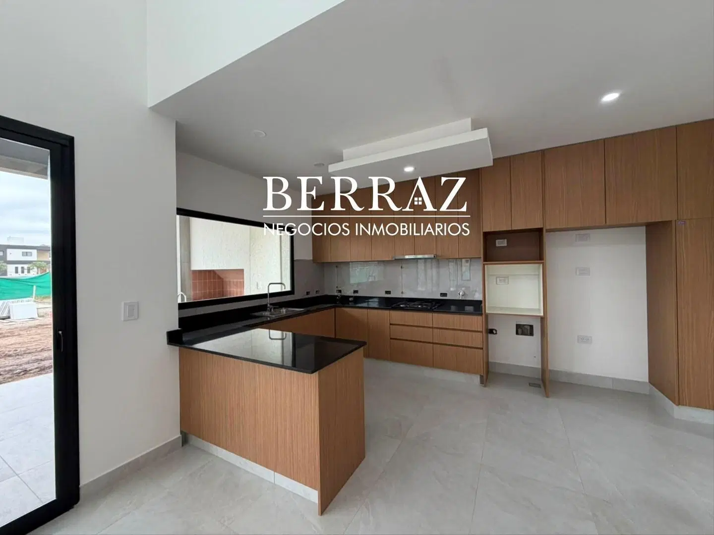 Casa Venta 4 Dormitorios Barrio Santa Elisa Lote de 563 m2 Pilar del Este 2