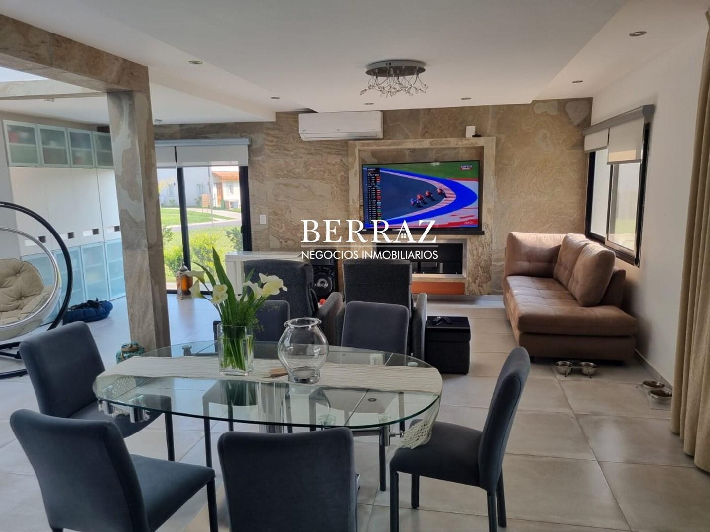 Foto de Casa Venta 4 Dormitorios Lote de 550 m2 Barrio Santa Lucia , Pilar del, imagen 3