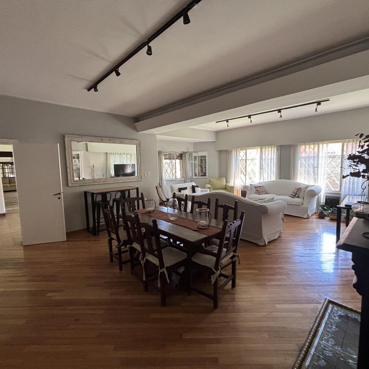 Muy Buena Casa en Venta de 5 Dorm. con Muy Lindo Jardìn Ubicado en Lomas Golf 1