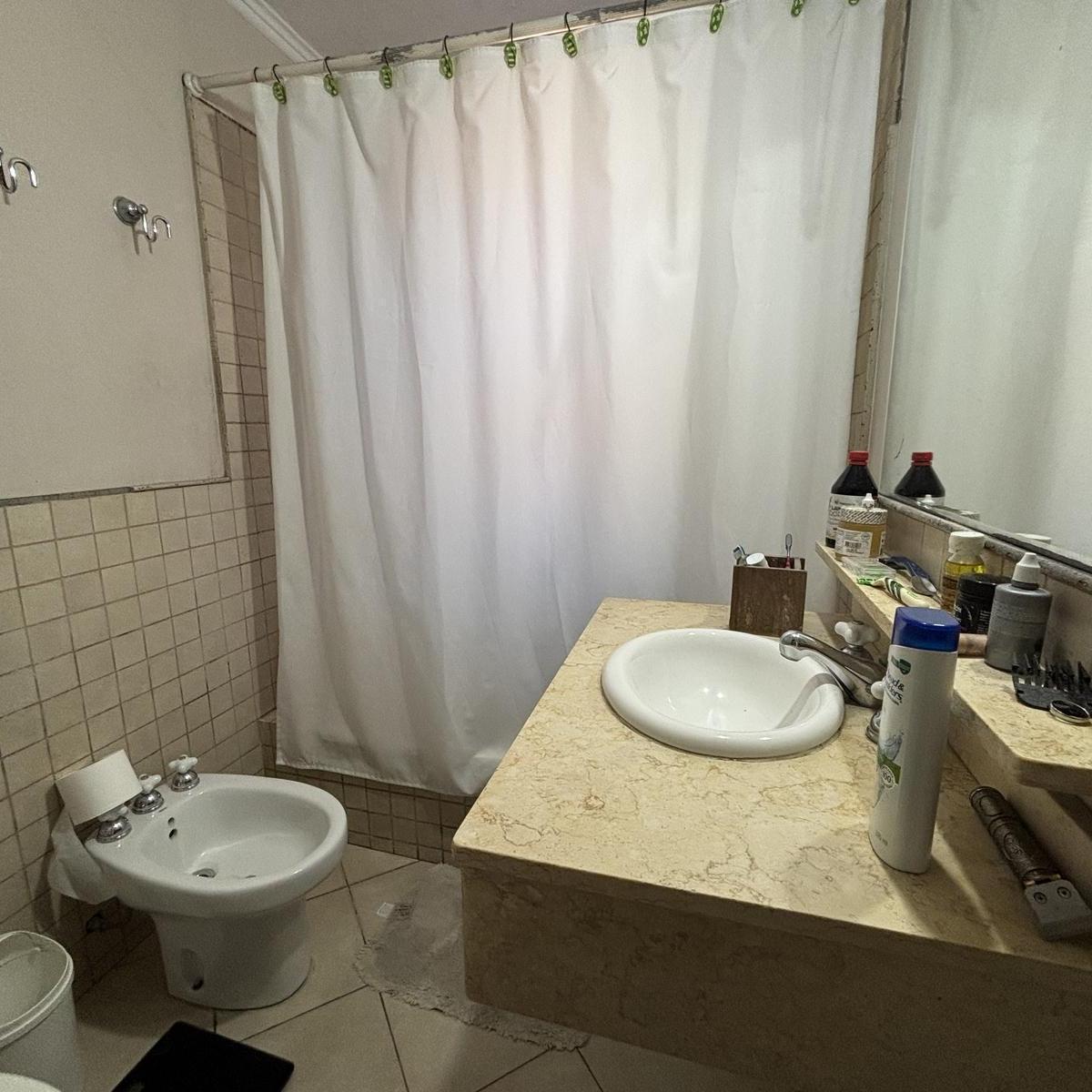 Muy Buena Casa en Venta de 5 Dorm. con Muy Lindo Jardìn Ubicado en Lomas Golf 2
