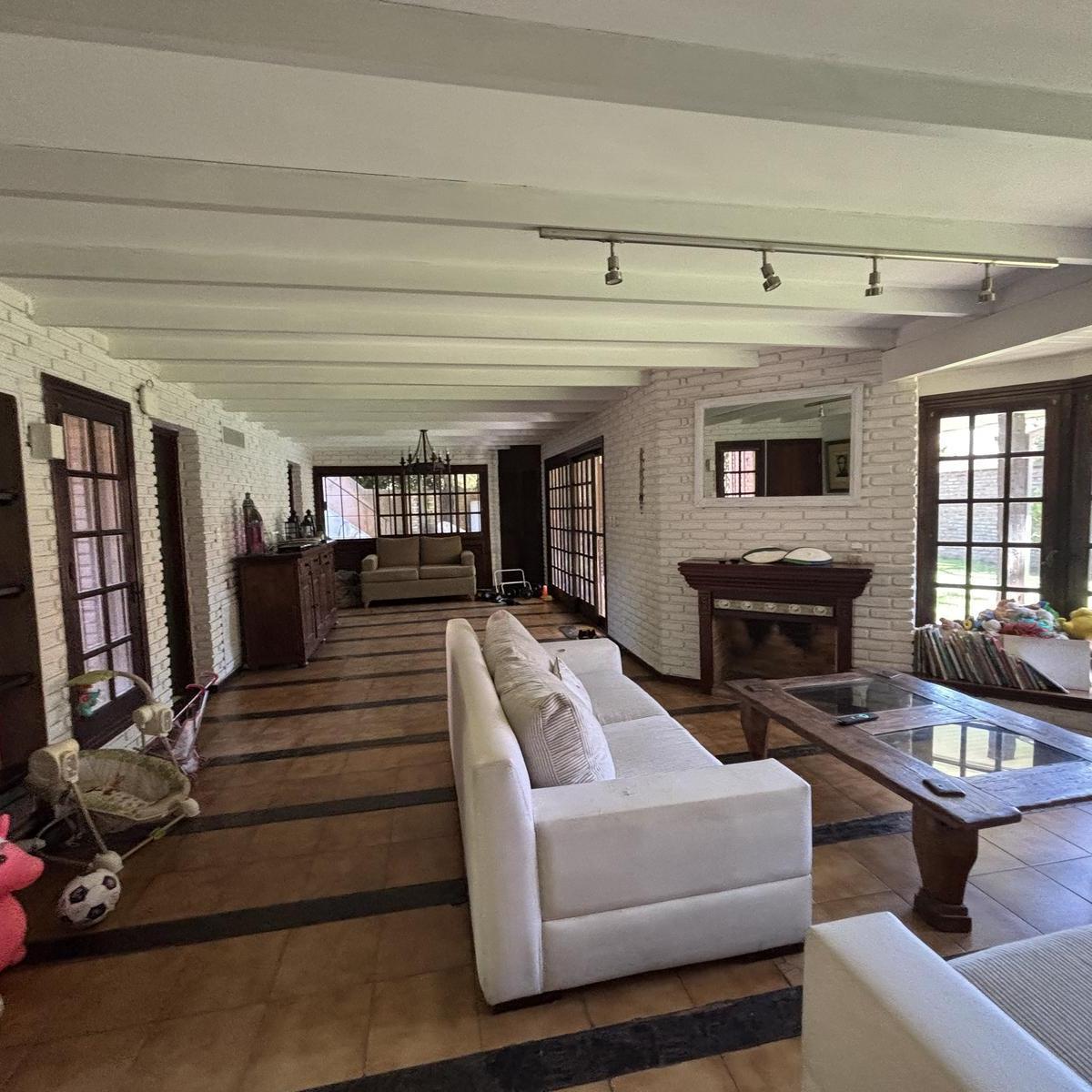 Muy Buena Casa en Venta de 5 Dorm. con Muy Lindo Jardìn Ubicado en Lomas Golf 5