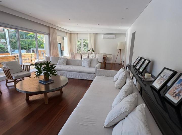 Espectacular casa en Lomas Jockey 3
