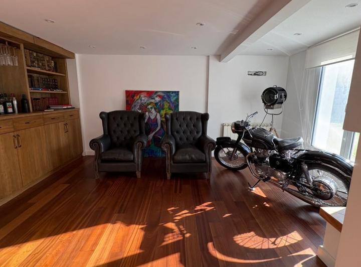 Espectacular casa en Lomas Jockey 1