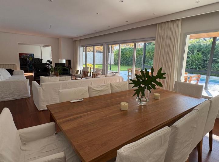 Espectacular casa en Lomas Jockey 2