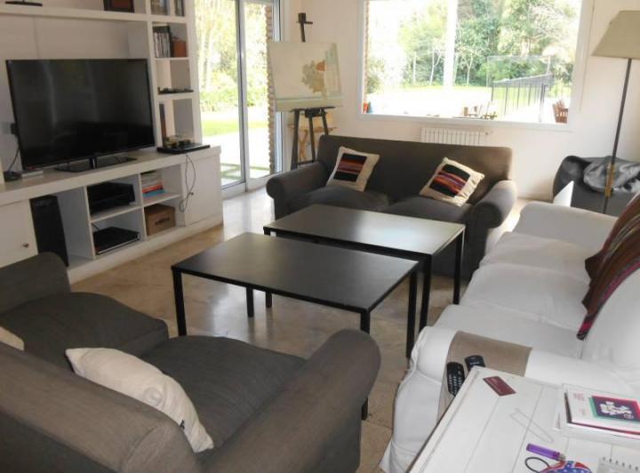Excelente casa en alquiler temporario de 4 dormotorios, con un jardìn esparctacular para disfrutar! 4