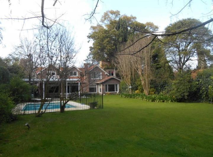 Excelente casa en alquiler temporario de 4 dormotorios, con un jardìn esparctacular para disfrutar! 1