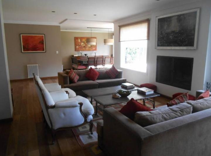 Excelente casa en alquiler temporario de 4 dormotorios, con un jardìn esparctacular para disfrutar! 2