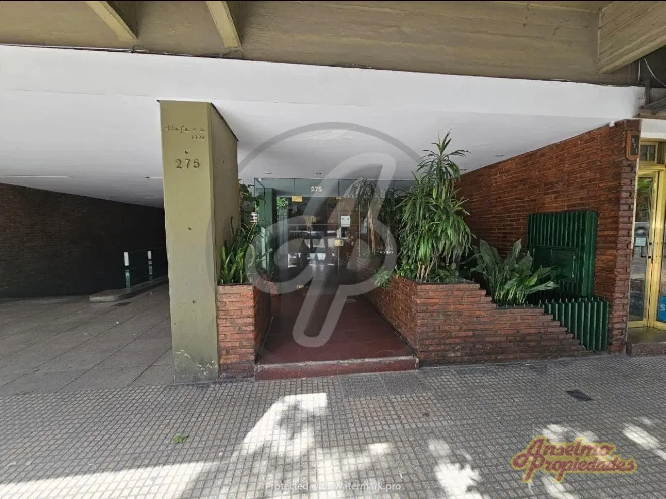 Vendo Departamento de 3 Ambientes. Balcón a la Av. Acoyte al 200.- 3