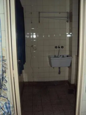 Hermoso departamento tres ambientes con dependencias, cochera y baulera. 5