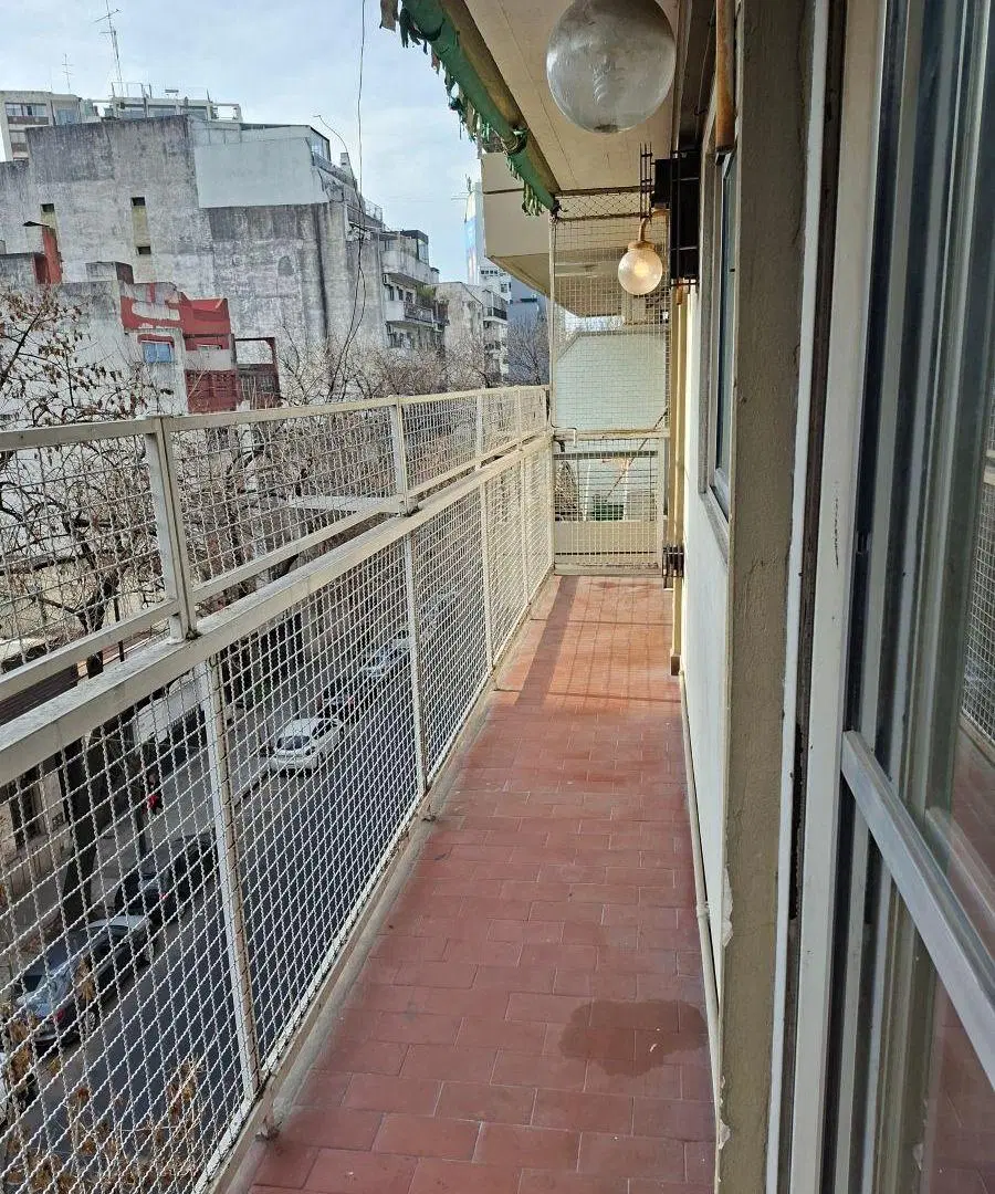 LUMINOSO TRES AMBIENTES DE FRENTE CON BALCON CORRIDO 3