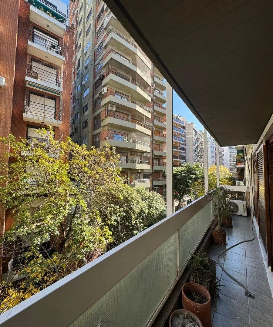 4 ambientes al frente con balcón muy luminoso en Palermo con cochera, palier privado y apto prof. 5