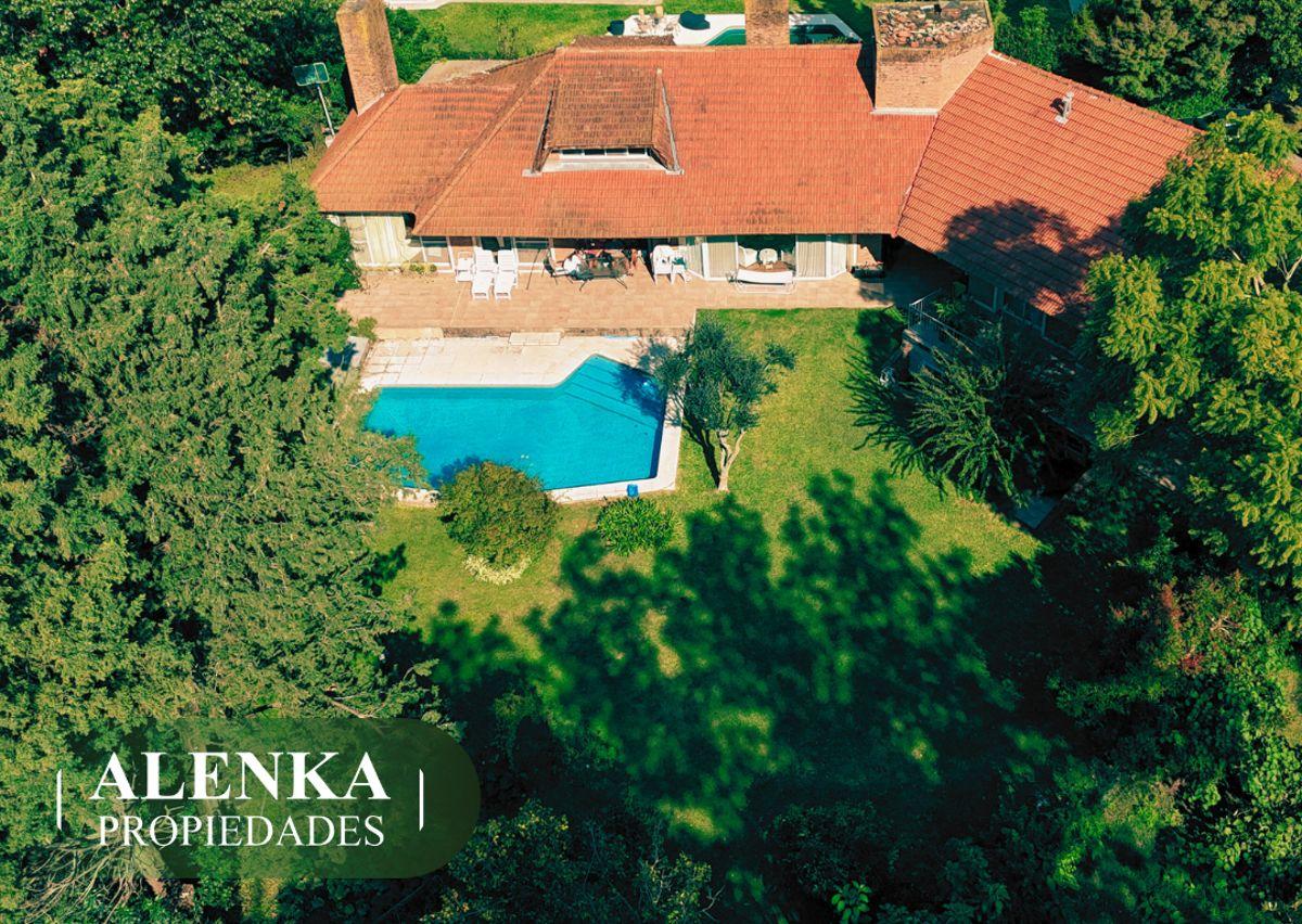 Venta | Impecable Propiedad de 3 plantas desarrollada sobre 1400 m2 | Los Lagartos Cc - Pilar