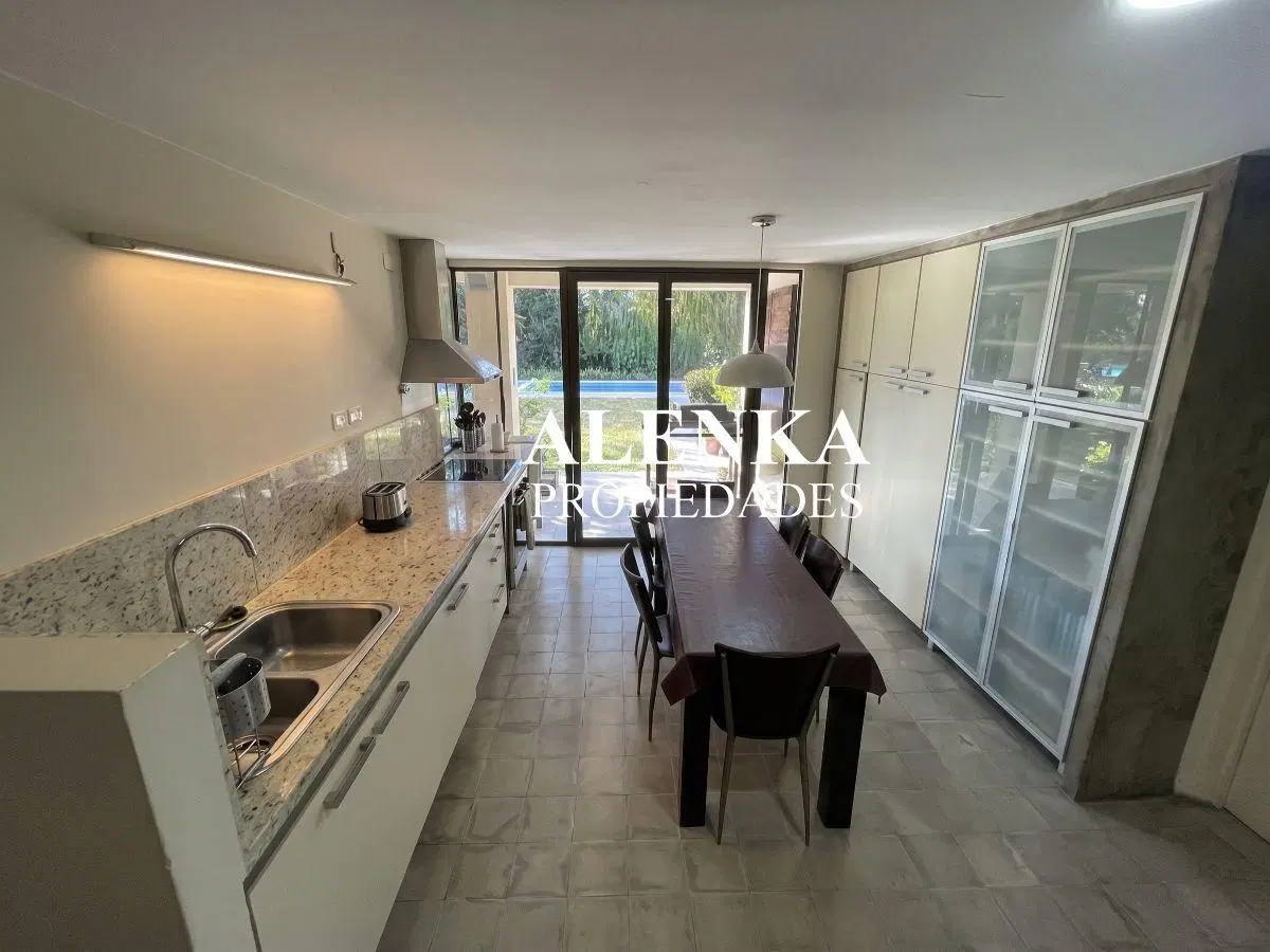 Venta | Casa con Orientación Privilegiada y Hermoso Jardín en Gran Lote de 1020 m² | Los Lagartos Cc 3