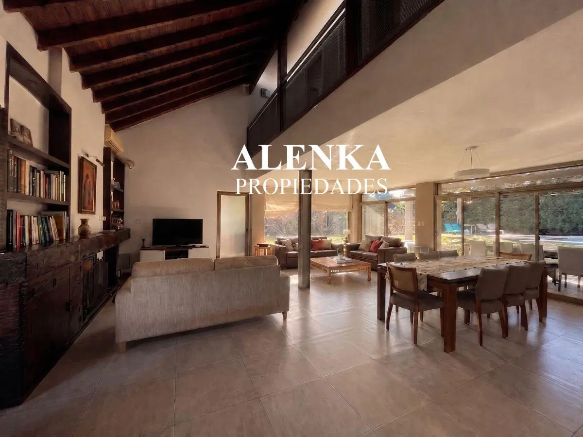 Venta | Casa con Orientación Privilegiada y Hermoso Jardín en Gran Lote de 1020 m² | Los Lagartos Cc 4