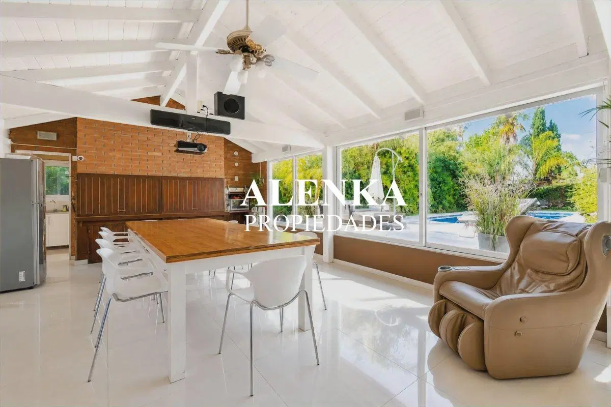 Venta | Moderna propiedad con 5 dormitorios, quincho cerrado, family y gran terreno libre de 1050 m² 8