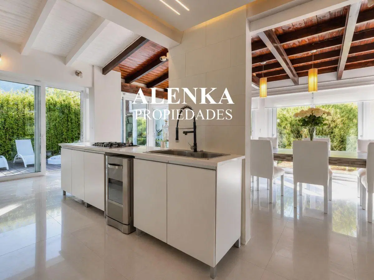 Venta | Moderna propiedad con 5 dormitorios, quincho cerrado, family y gran terreno libre de 1050 m² 5